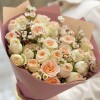 9 кустовых кремовых роз Павлова с шамелациумом